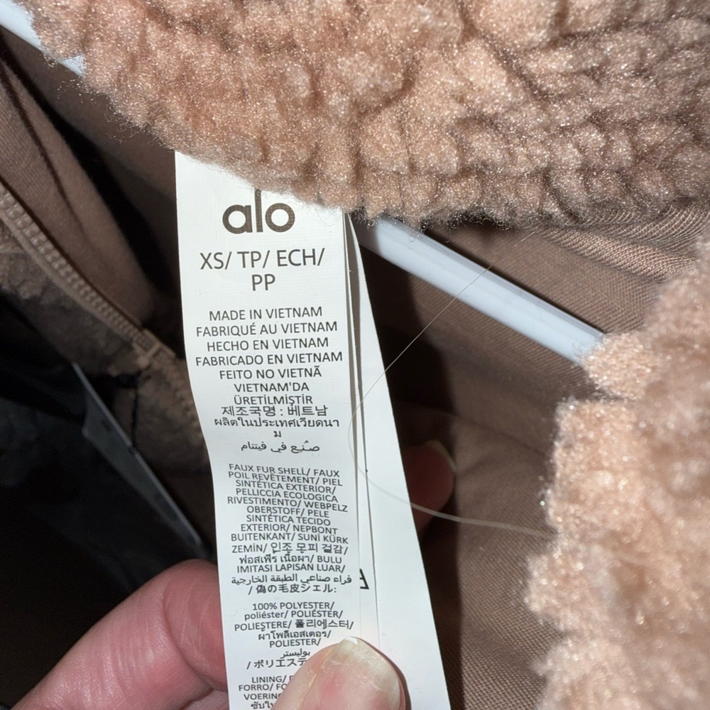 ALO Yoga Foxy Sherpa Jacket - Picture 6 of 6